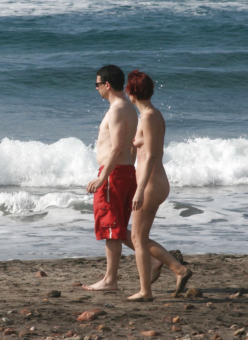 19P Nackt am Strand vorgefuehrt...CMNF