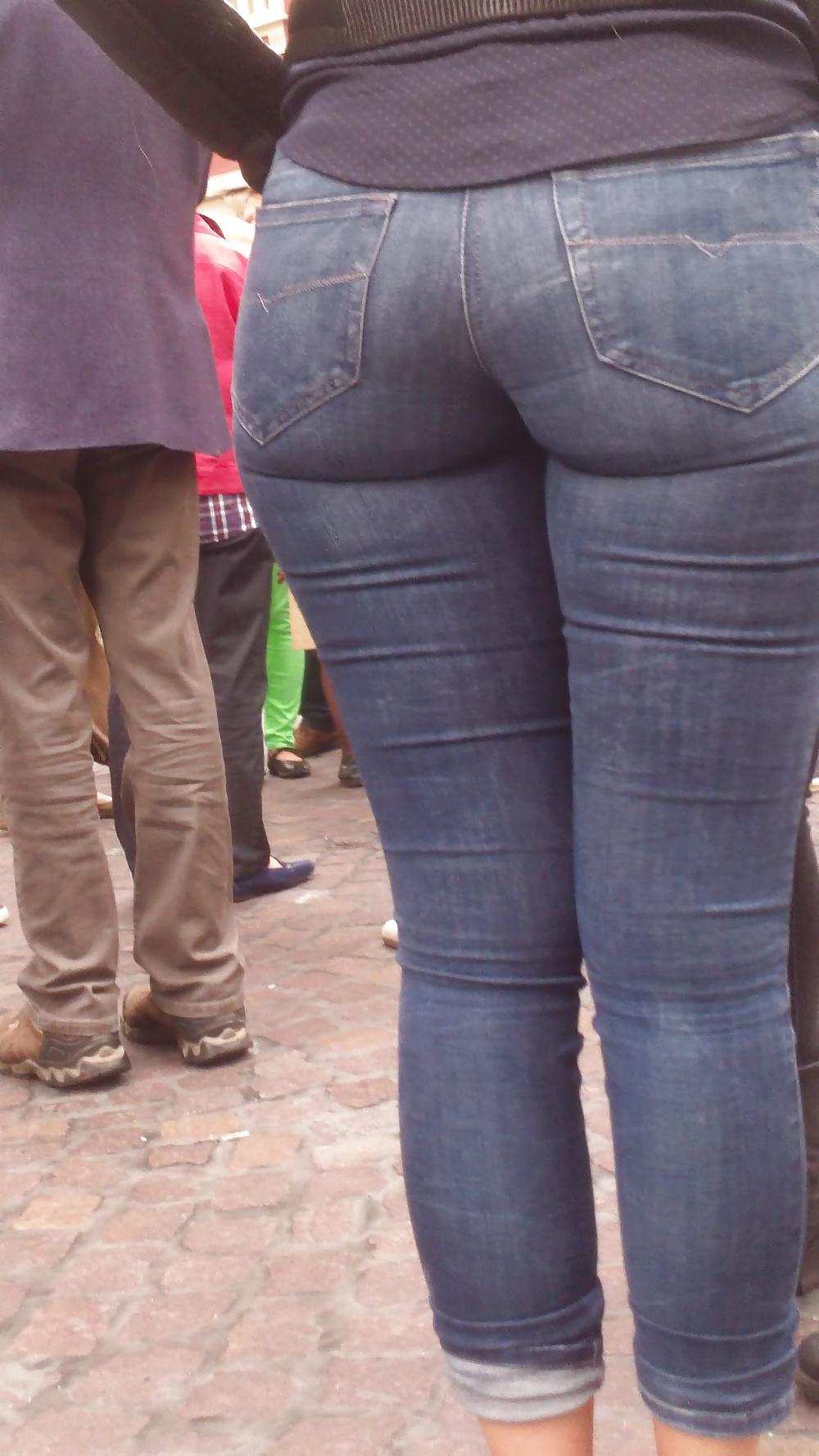 25P Nice big juicy teen ass & butt in very tight blue jeans 