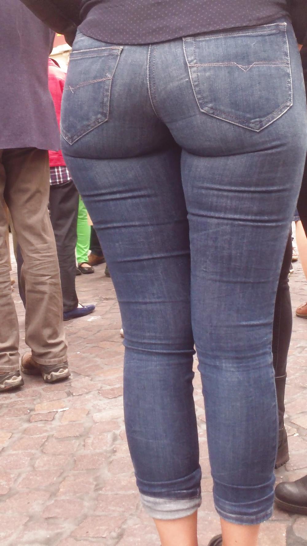 25P Nice big juicy teen ass & butt in very tight blue jeans 