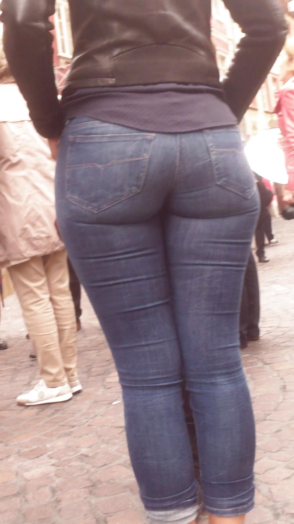 25P Nice big juicy teen ass & butt in very tight blue jeans 