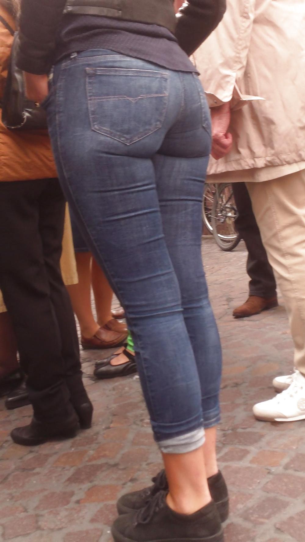 25P Nice big juicy teen ass & butt in very tight blue jeans 
