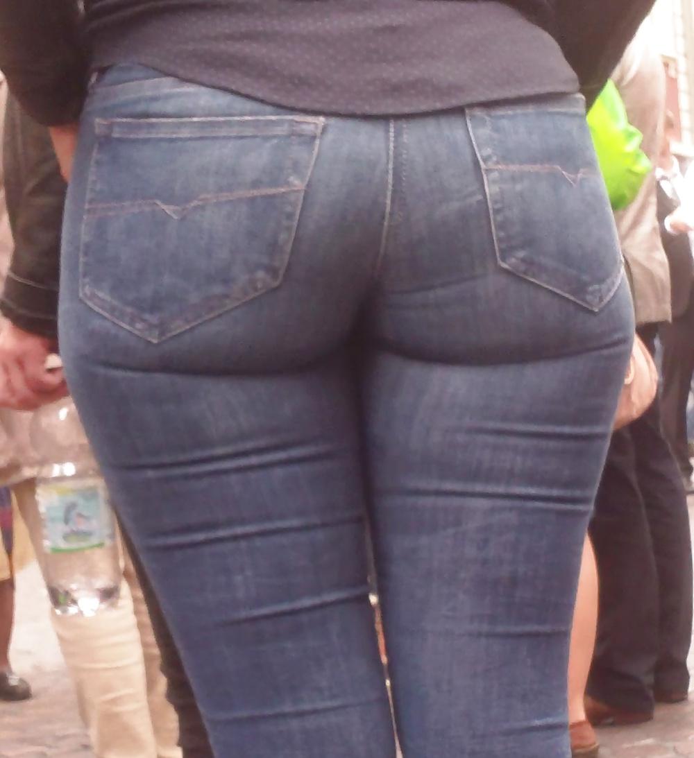 25P Nice big juicy teen ass & butt in very tight blue jeans 