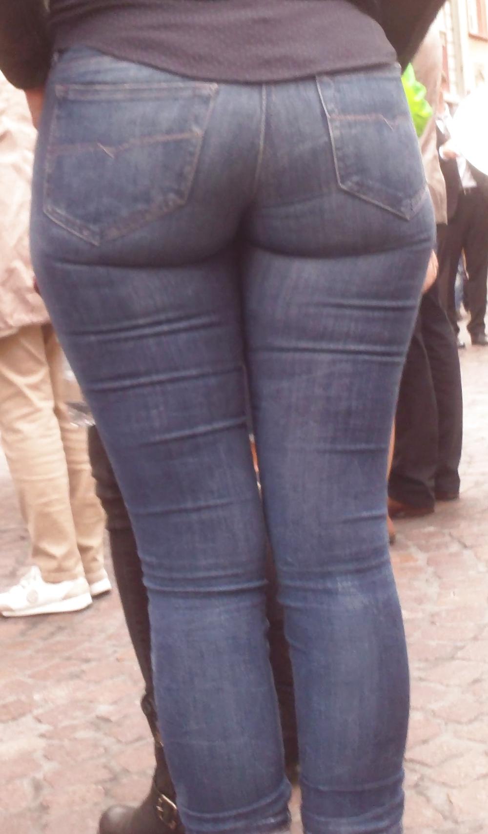 25P Nice big juicy teen ass & butt in very tight blue jeans 