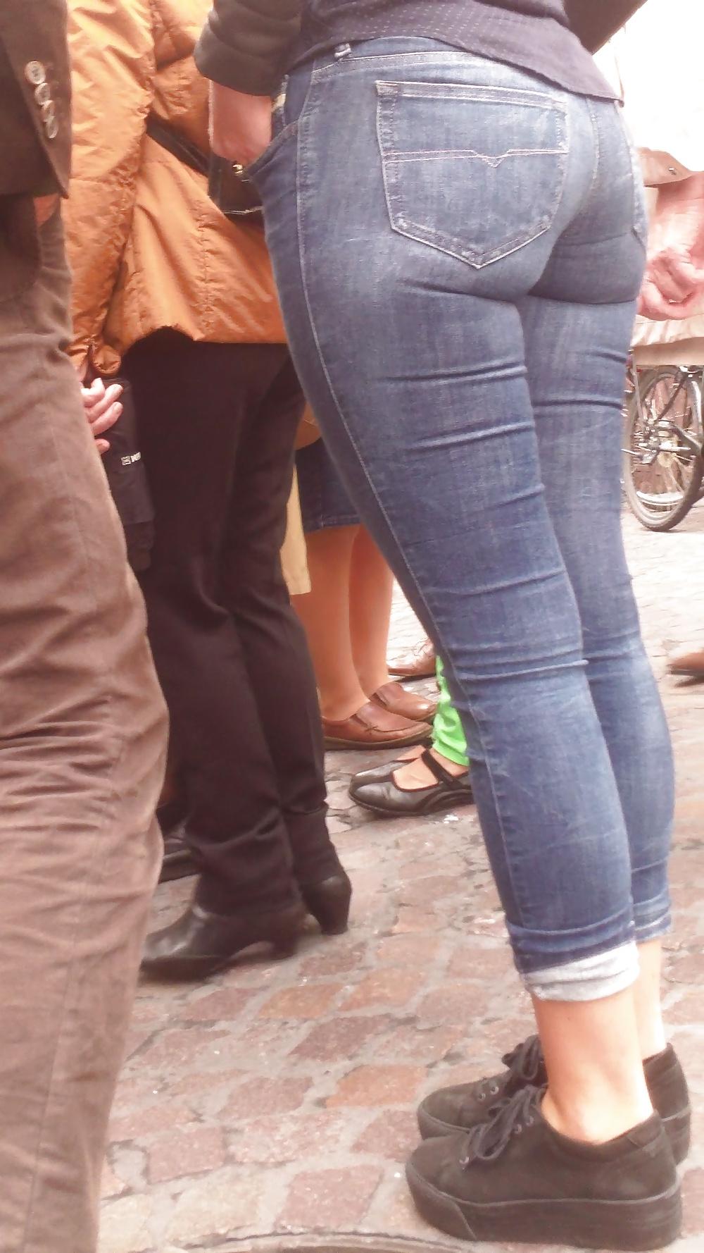 25P Nice big juicy teen ass & butt in very tight blue jeans 
