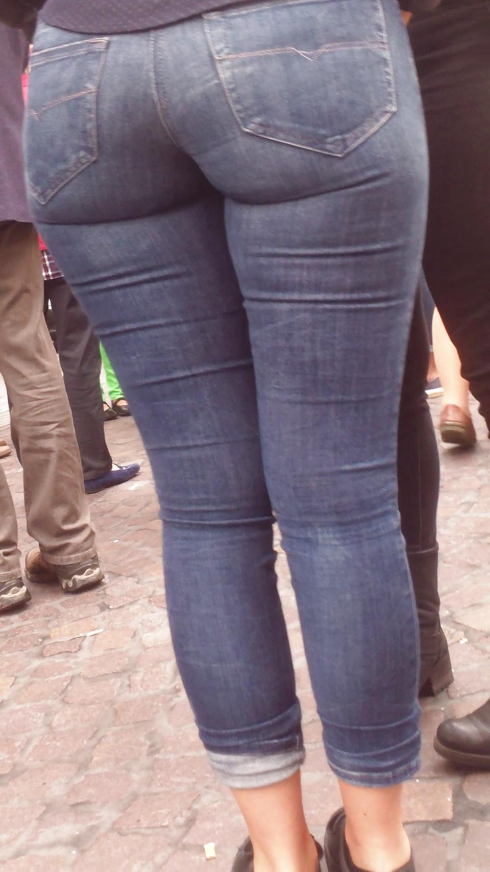 25P Nice big juicy teen ass & butt in very tight blue jeans 