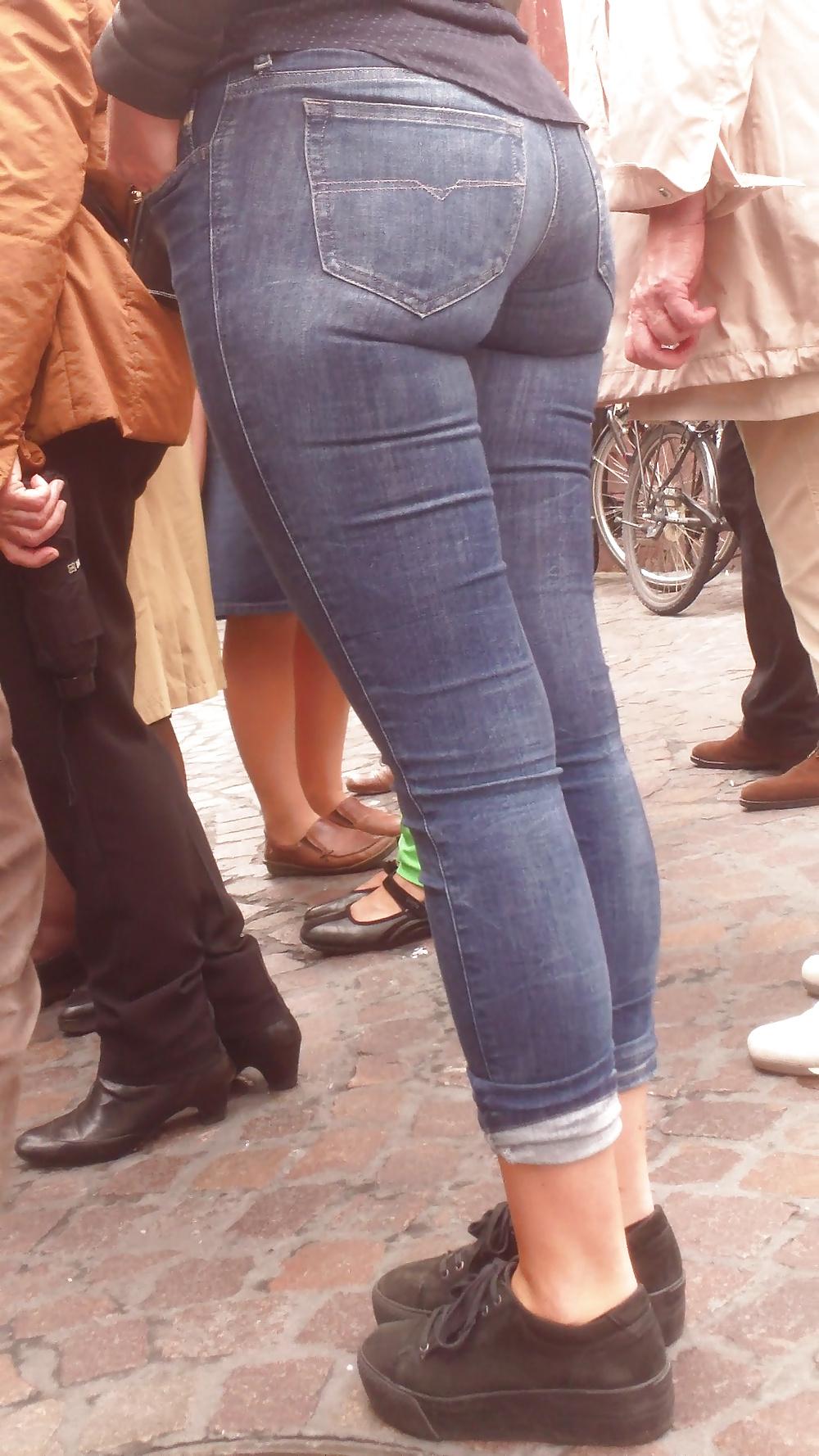 25P Nice big juicy teen ass & butt in very tight blue jeans 