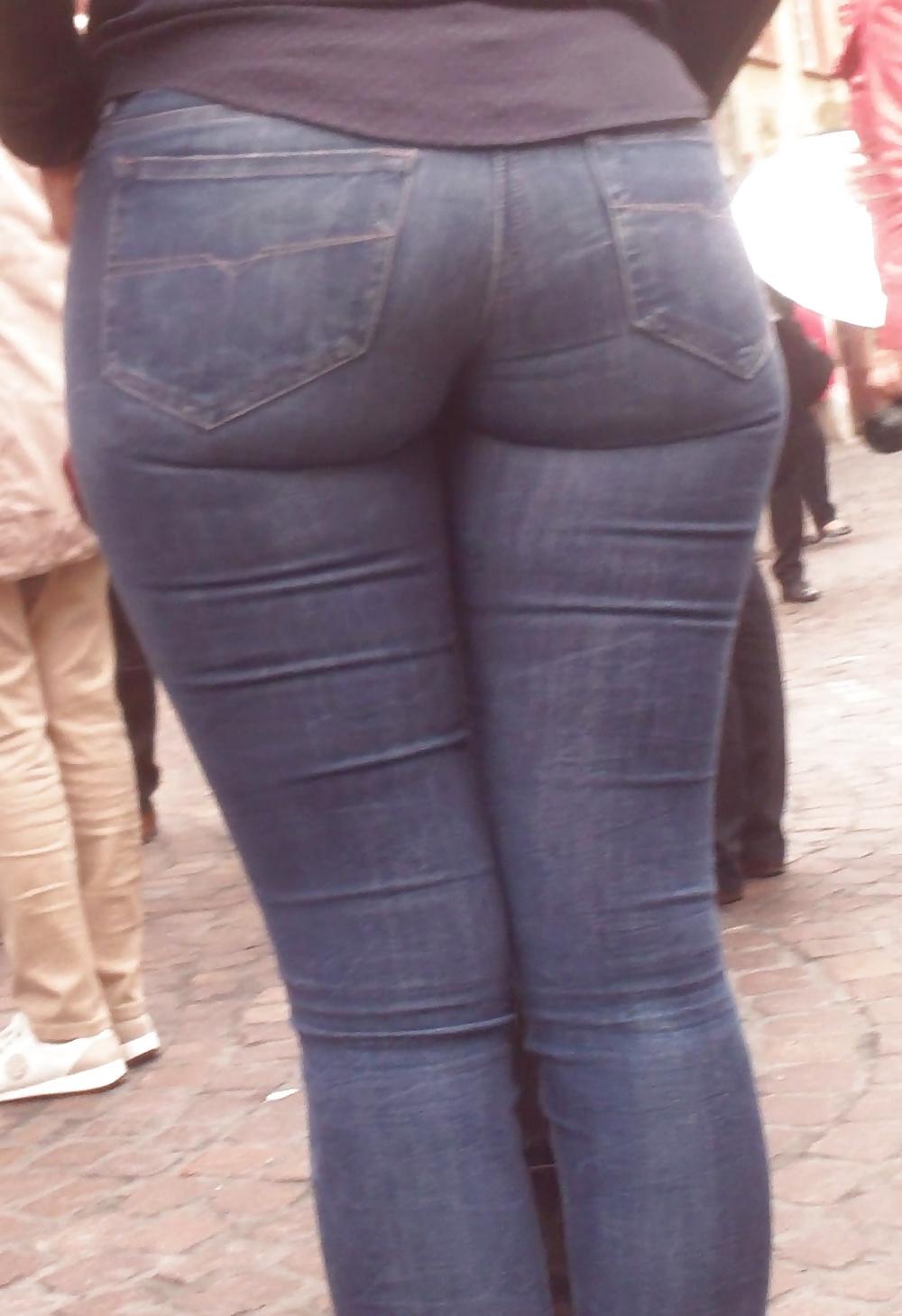 25P Nice big juicy teen ass & butt in very tight blue jeans 