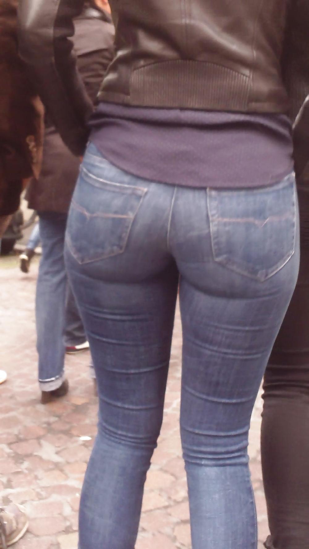 25P Nice big juicy teen ass & butt in very tight blue jeans 