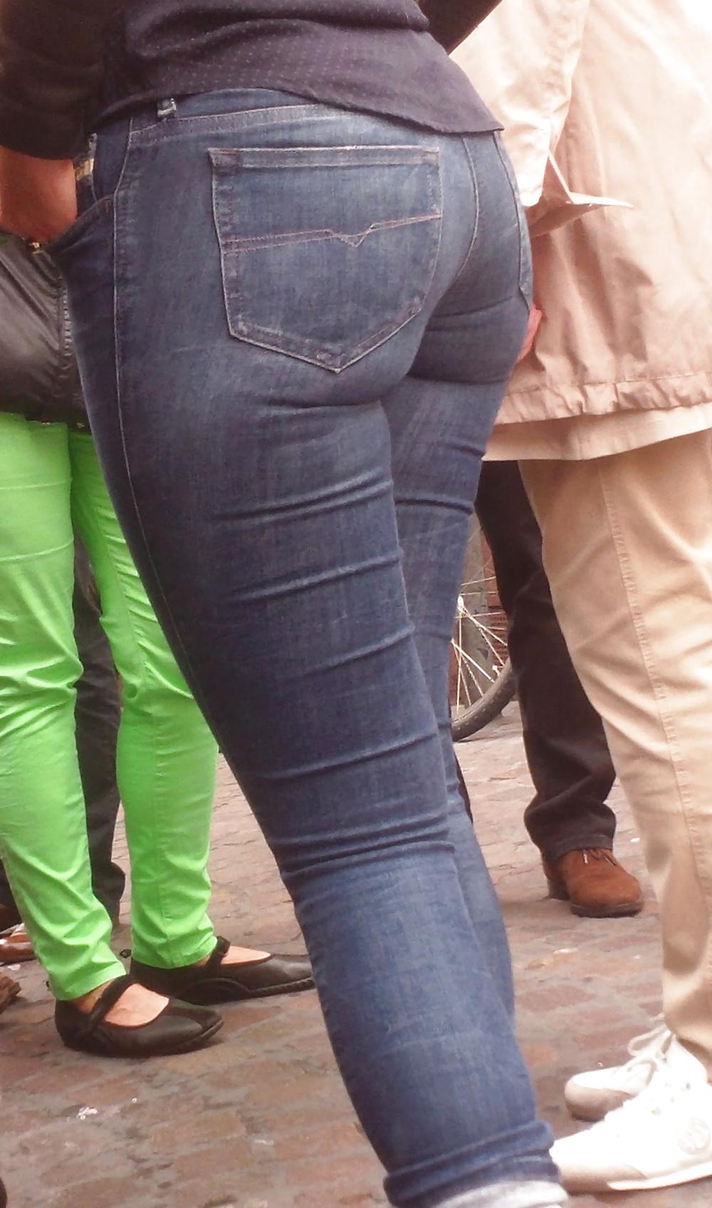 25P Nice big juicy teen ass & butt in very tight blue jeans 