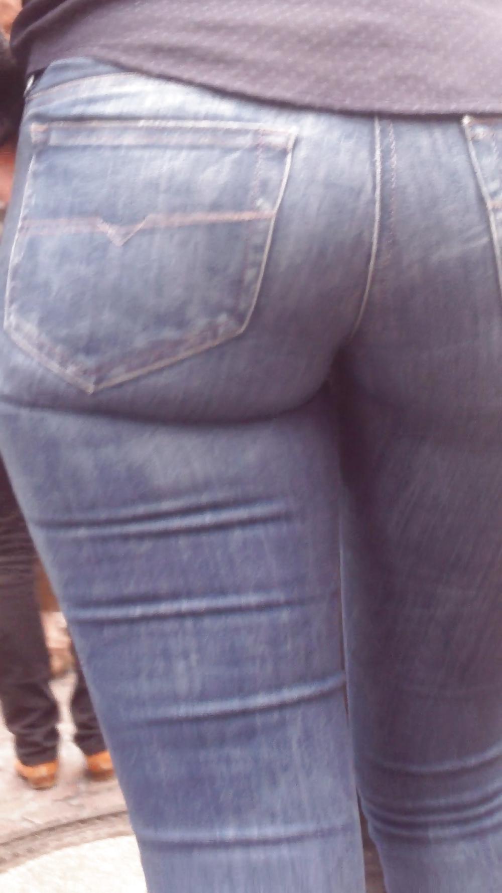 25P Nice big juicy teen ass & butt in very tight blue jeans 
