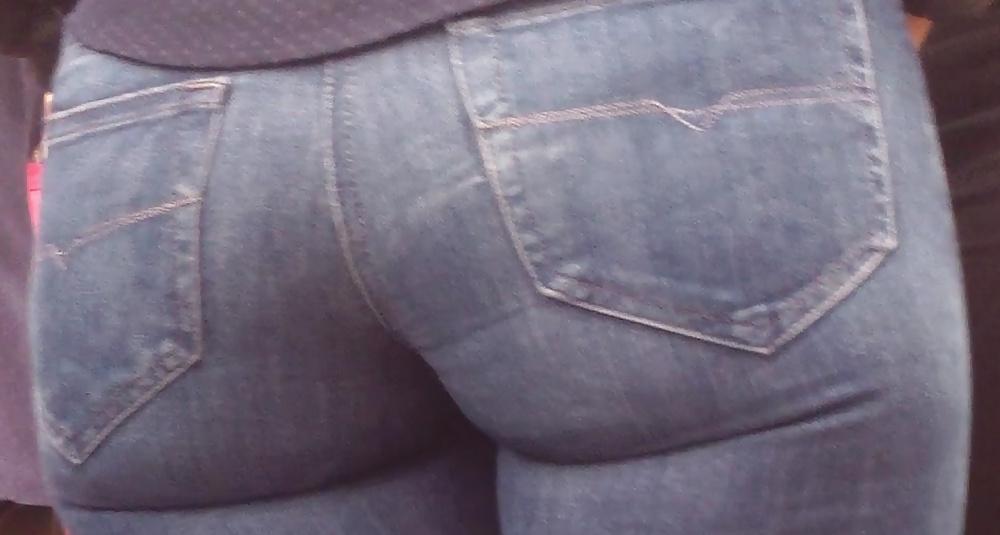 25P Nice big juicy teen ass & butt in very tight blue jeans 