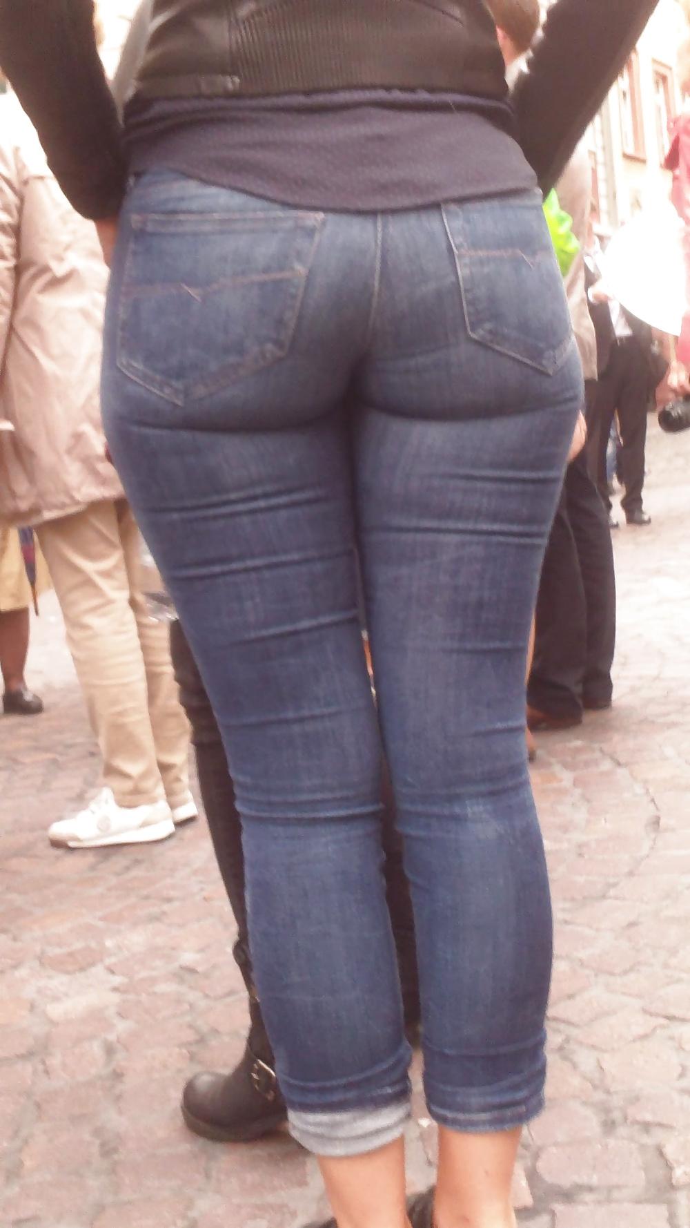 25P Nice big juicy teen ass & butt in very tight blue jeans 