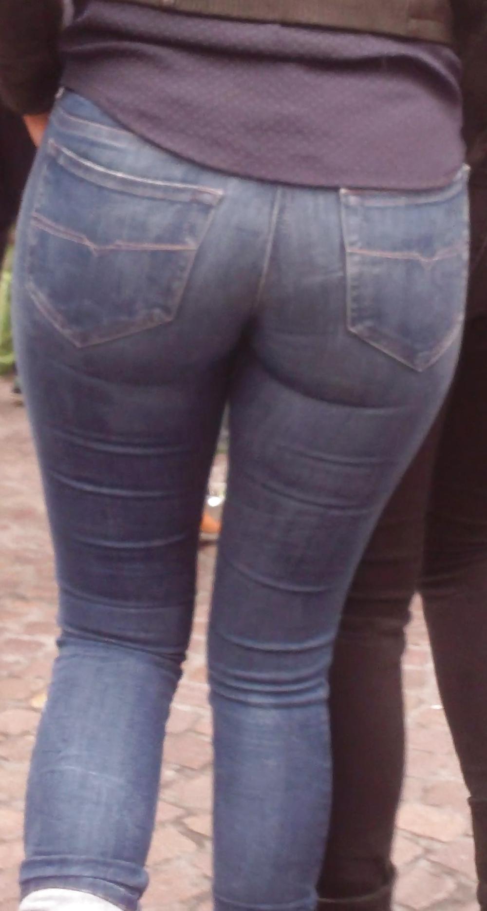 25P Nice big juicy teen ass & butt in very tight blue jeans 