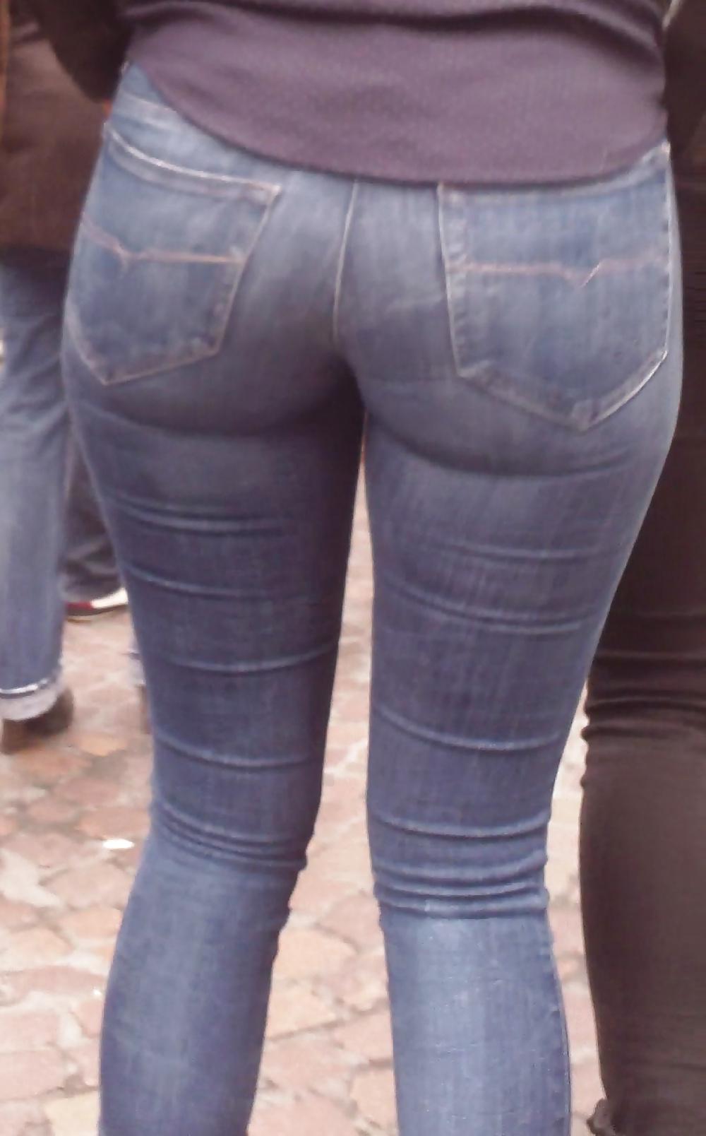 25P Nice big juicy teen ass & butt in very tight blue jeans 