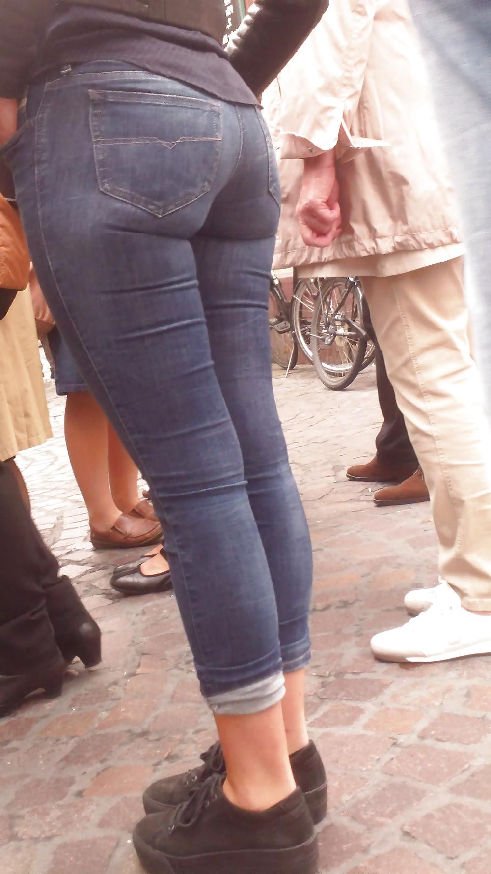 25P Nice big juicy teen ass & butt in very tight blue jeans 