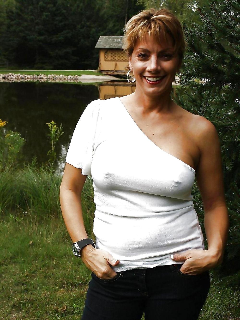 25P Her Nipples Are Poking Through The Top 4