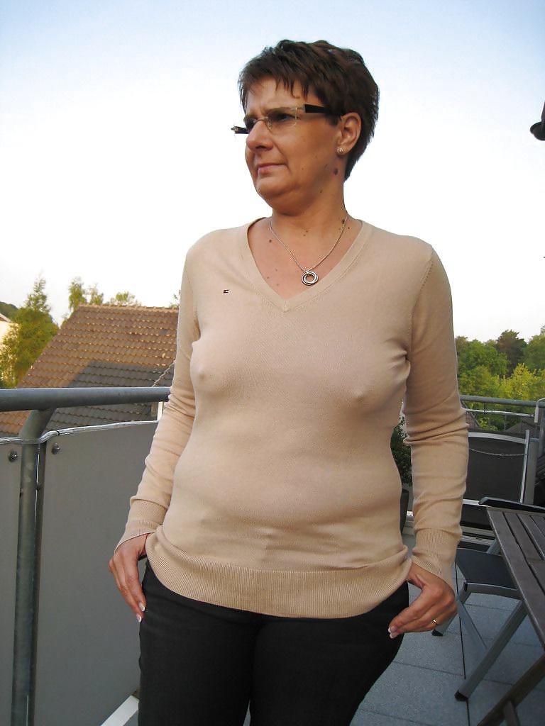 25P Her Nipples Are Poking Through The Top 4