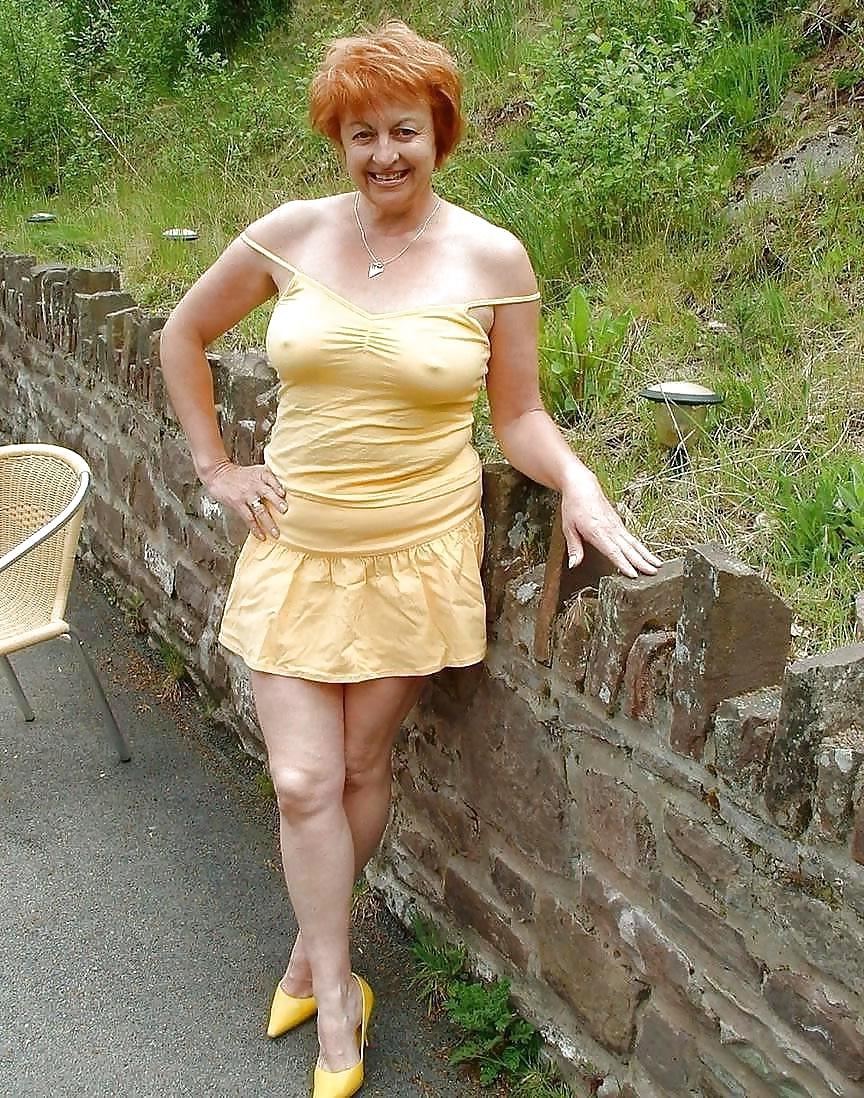25P Her Nipples Are Poking Through The Top 4
