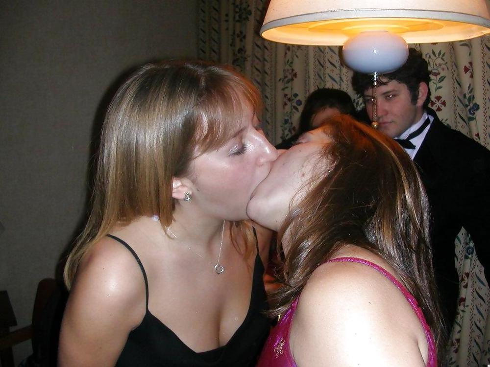 9P Girls kissing