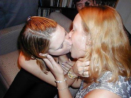 9P Girls kissing