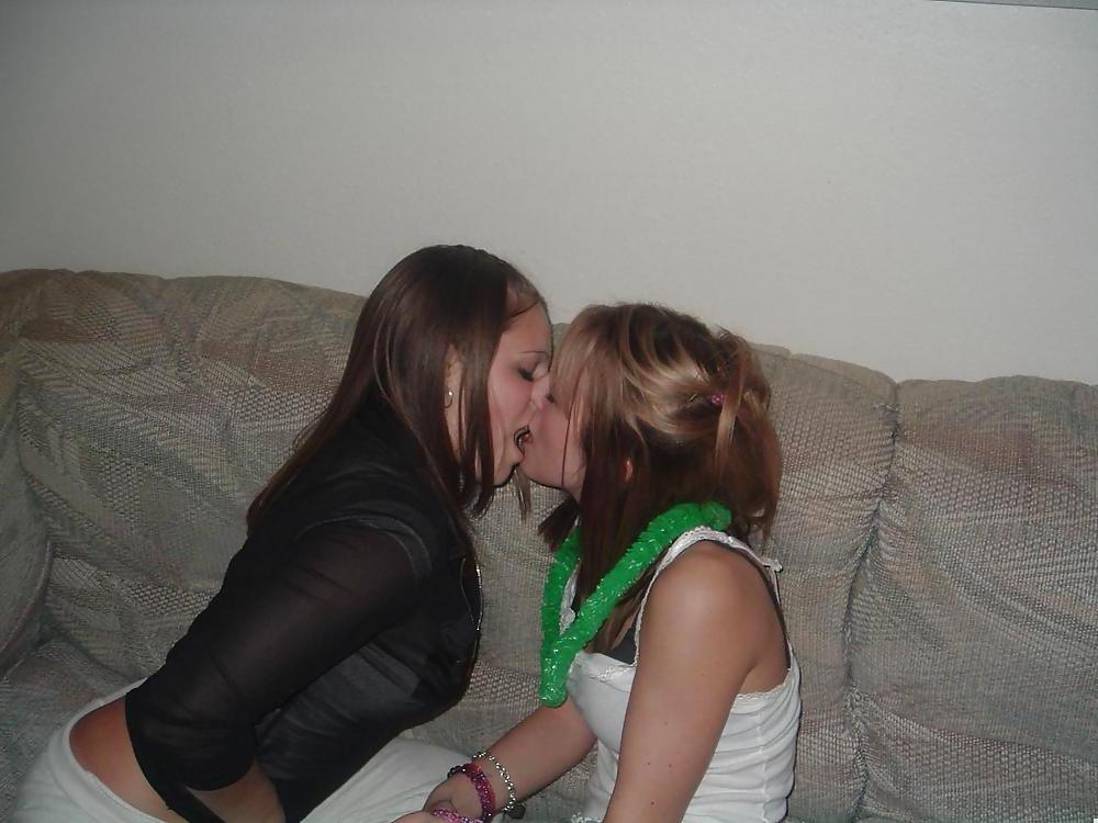 9P Girls kissing