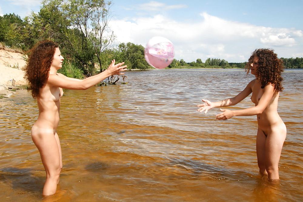 25P The twins stepsisters on the lake