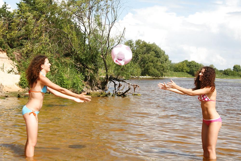 25P The twins stepsisters on the lake