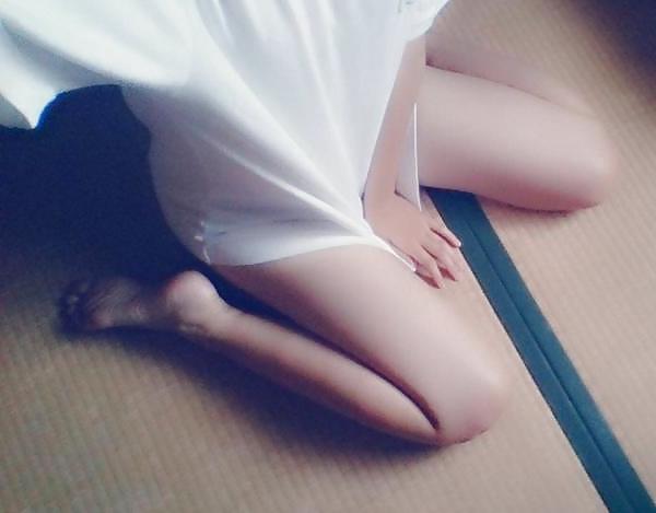 15P Japanese girl takes self pics