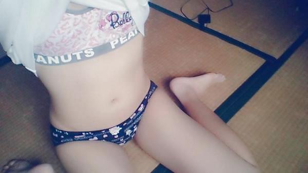 15P Japanese girl takes self pics