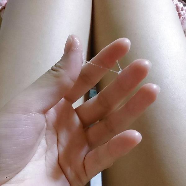 15P Japanese girl takes self pics