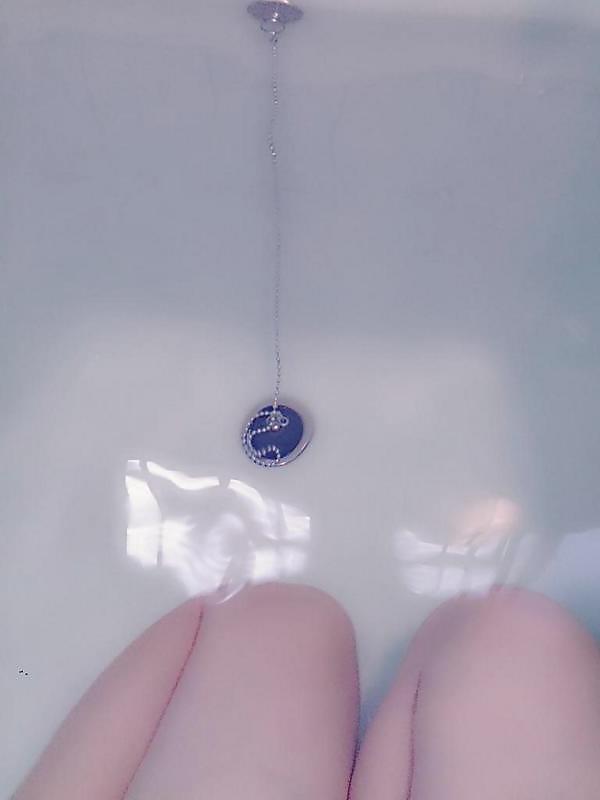 15P Japanese girl takes self pics