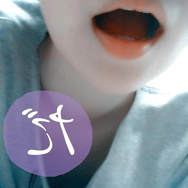 15P Japanese girl takes self pics