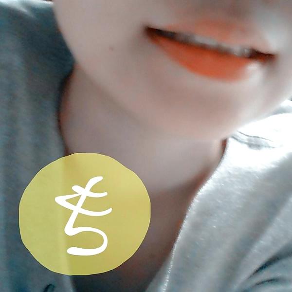 15P Japanese girl takes self pics