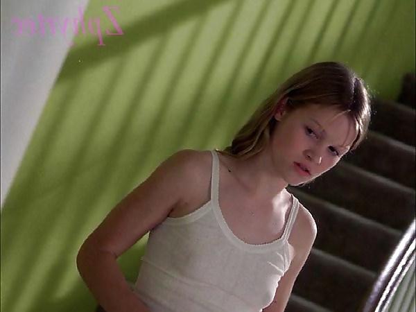 25P More flat chested and smell breasted celebs