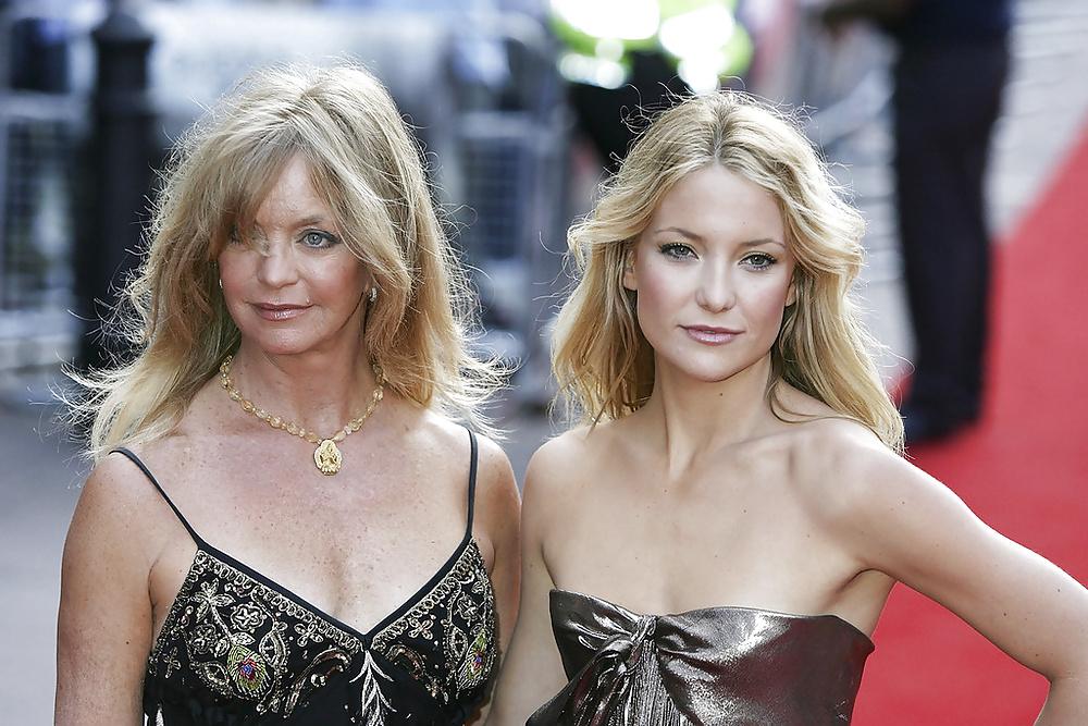 25P More flat chested and smell breasted celebs