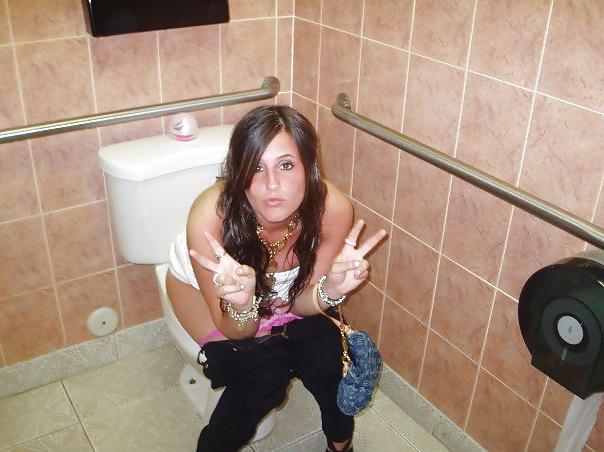25P Girls Cought on Toilet