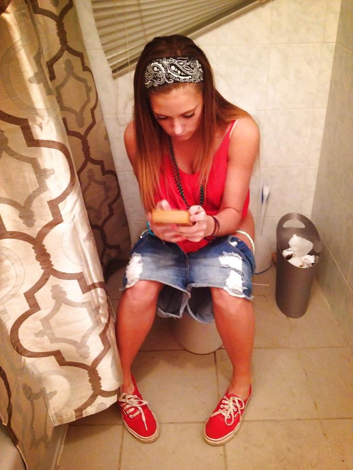 25P Girls Cought on Toilet