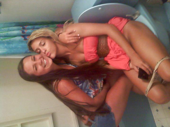 25P Girls Cought on Toilet