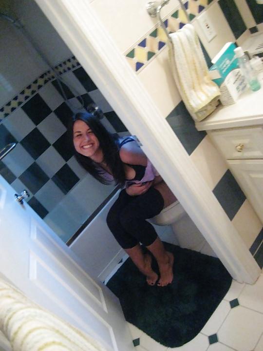 25P Girls Cought on Toilet