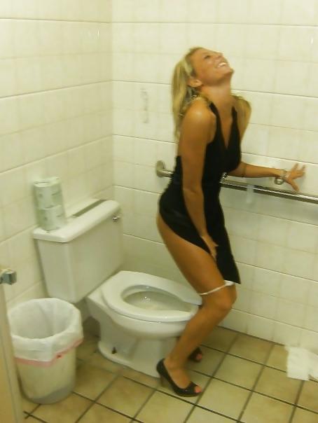25P Girls Cought on Toilet