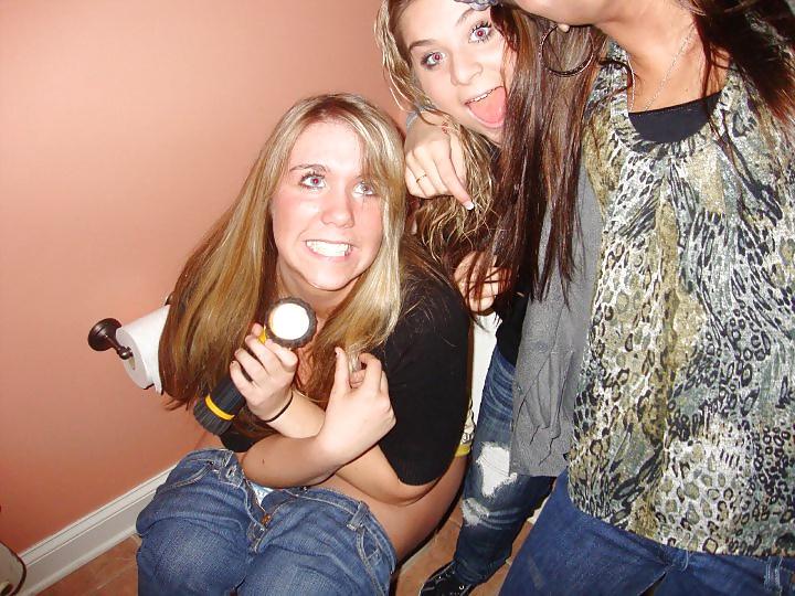 25P Girls Cought on Toilet
