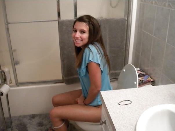 25P Girls Cought on Toilet