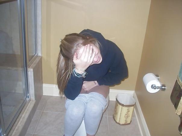25P Girls Cought on Toilet