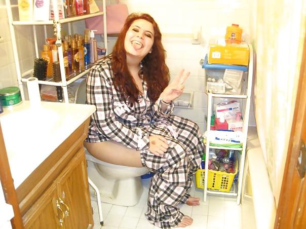 25P Girls Cought on Toilet