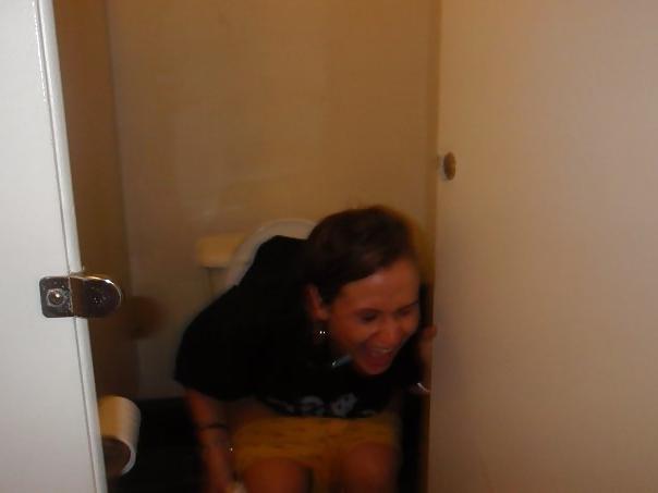 25P Girls Cought on Toilet