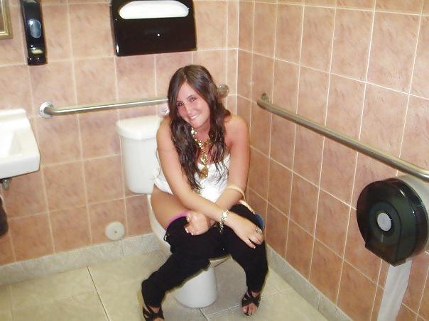 25P Girls Cought on Toilet