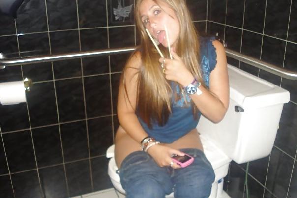 25P Girls Cought on Toilet