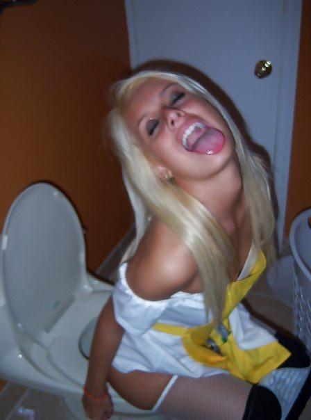 25P Girls Cought on Toilet