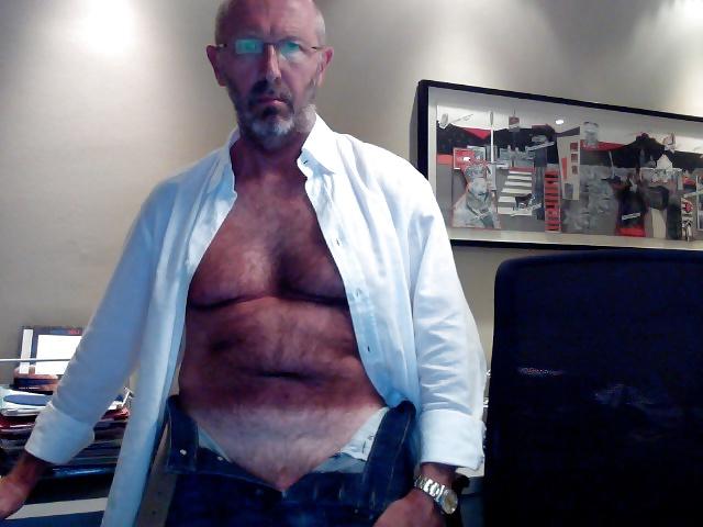 13P Italian mature man in office