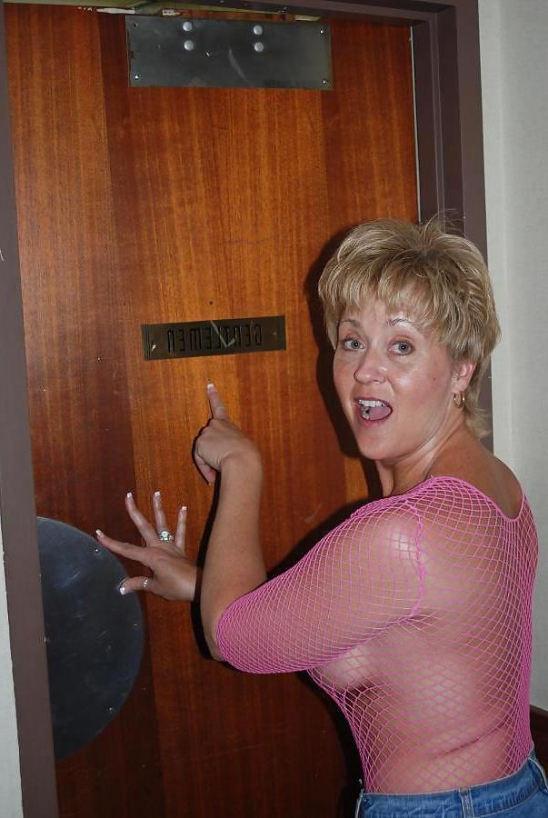 13P SEXY MATURE BLOW A GUY IN BATROOM